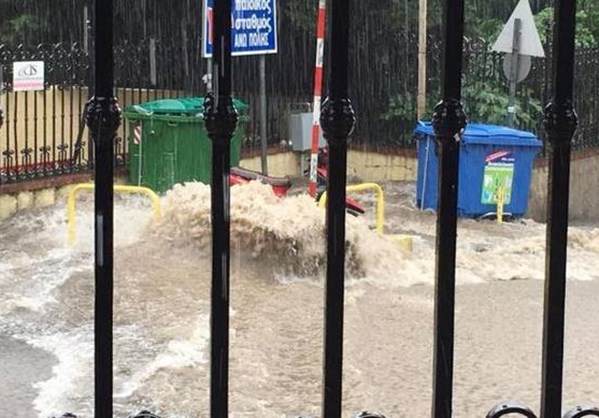 Θεσσαλονίκη: Μεγάλα προβλήματα από τη νεροποντή (pics)