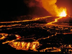 «Tρέμουν» κολοσσιαία έκρηξη του Κιλαουέα