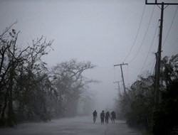 ΗΠΑ: Ο τυφώνας Μάθιου τρέπει τους Αμερικανούς σε φυγή από τα παράλια