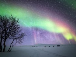 Χειμερινά τοπία στη Φιλανδία υπό το… Βόρειο Σέλας