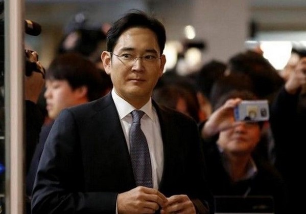 Γιατί κινδυνεύει το μεγάλο αφεντικό της Samsung