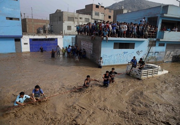 Σαρωτικές πλημμύρες που θυμίζουν Ελ Νίνιο στο Περού