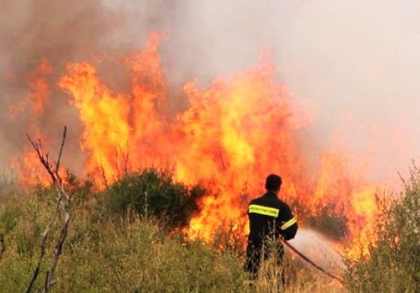 Ενισχύονται οι δυνάμεις της πυροσβεστικής στη Νεμέα