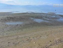 Άμπωτη στο Ναύπλιο αποκάλυψε μια νέα παραλία