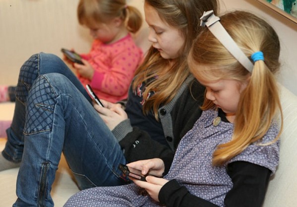 Οχι στα κινητά σε παιδιά κάτω των 12 ετών