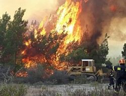 Υπό μερικό έλεγχο η φωτιά στη Ρόδο