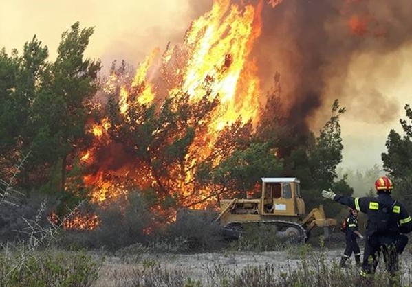 Υπό μερικό έλεγχο η φωτιά στη Ρόδο